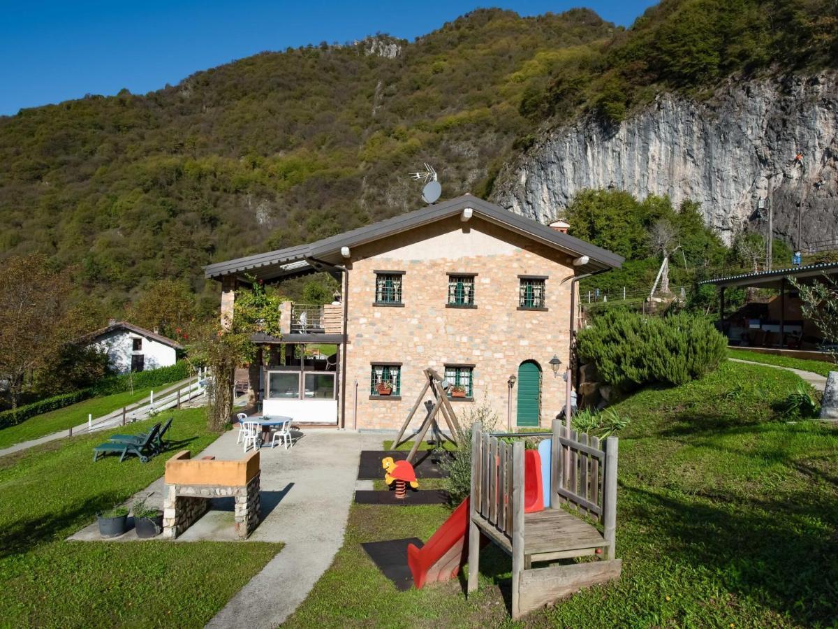 Cozy Chalet At Marone Lake Lombardy With Pool Ngoại thất bức ảnh